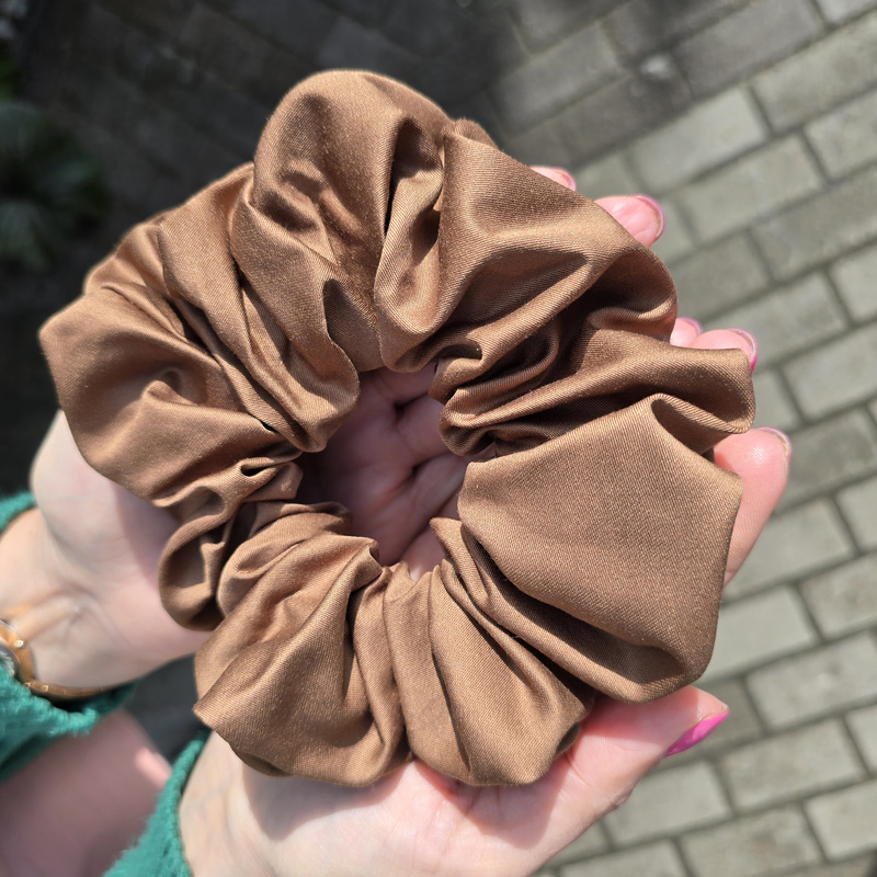 Gumka do włosów z satyny bawełnianej STANDARD Scrunchies Czekolada mleczna